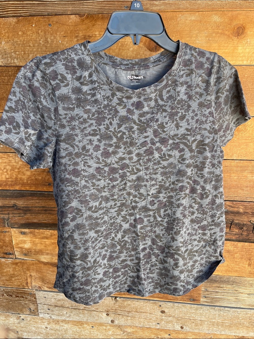 Old Navy Short Sleeve Floral Texture Tee in Gray